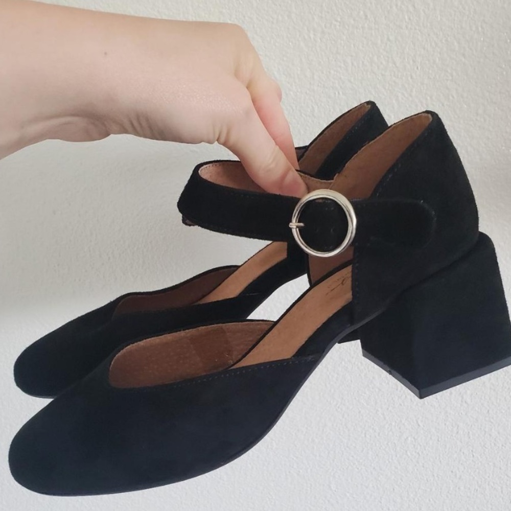 Size 8 vintage-style Mary Janes